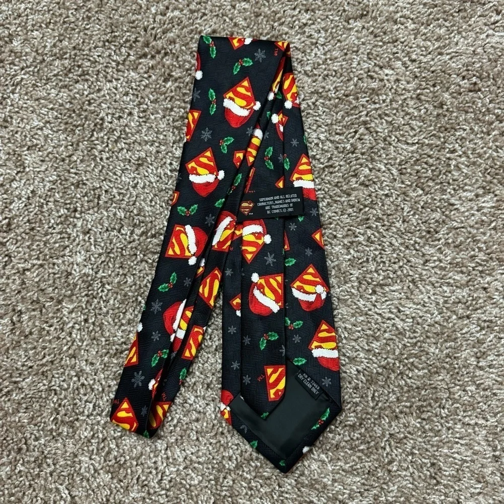 Vintage Superman Logo Christmas Hat &‎ Mistletoe Novelty Holiday Tie